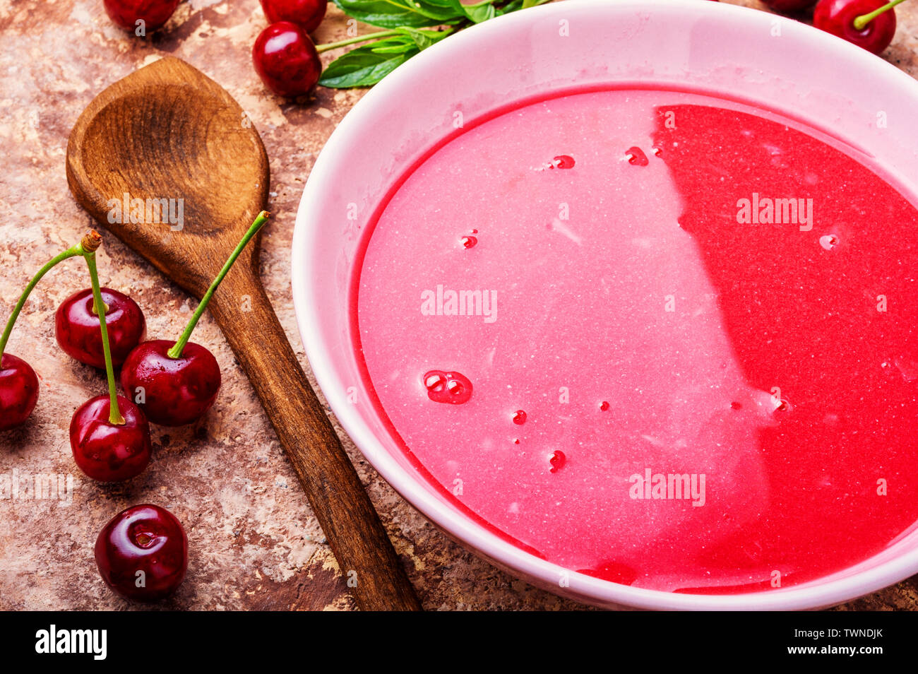 Obst Suppe Suppe mit Kirsche. Kalte Suppe. Obst Suppe Stockfoto