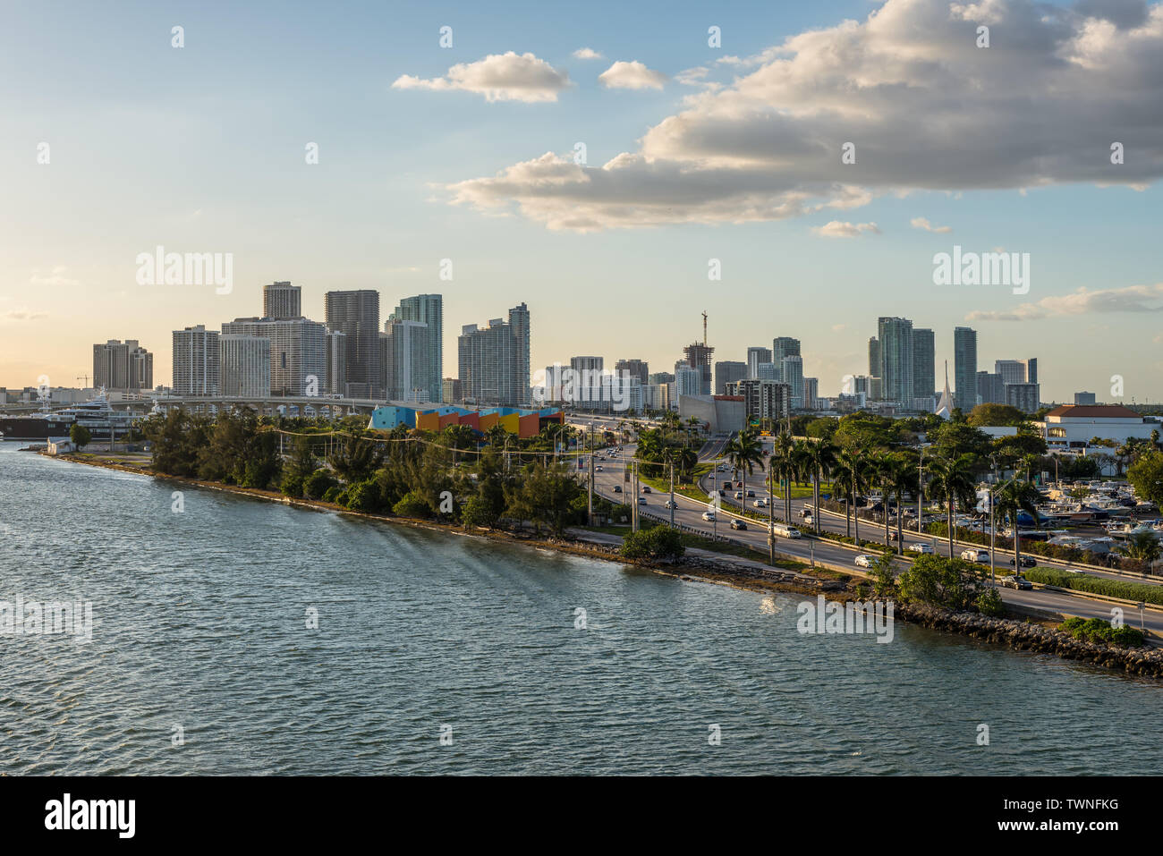 Miami, FL, Vereinigte Staaten - 20 April, 2019: Miami Stadtbild und Blick über den MacArthur Causeway in Biscayne Bay in Miami, Florida, Vereinigte Staaten von Amerika Stockfoto