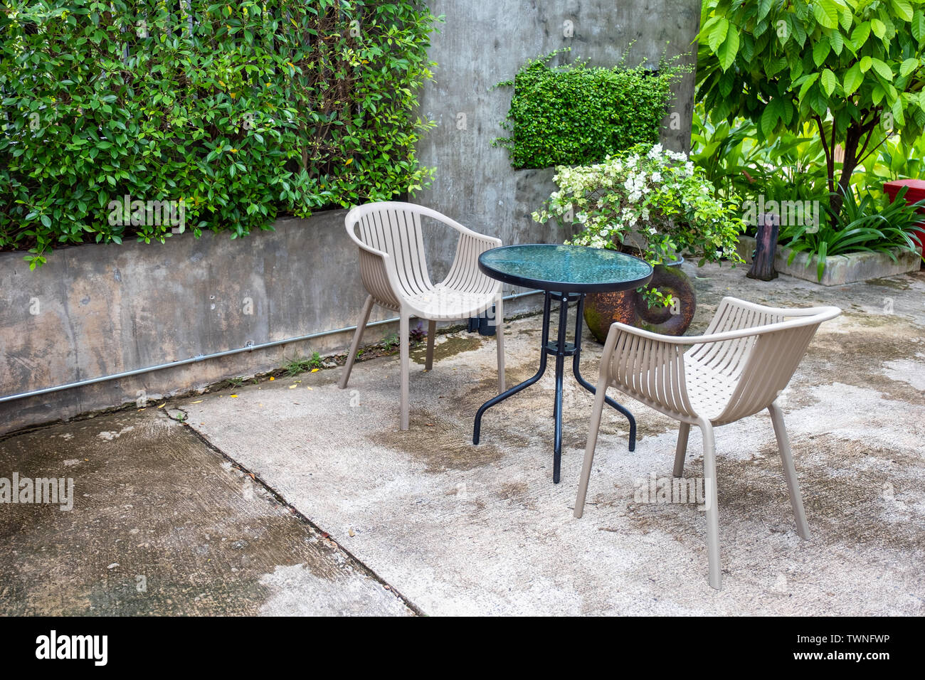 Glas Tisch mit Stühlen im Garten Garten Stockfoto