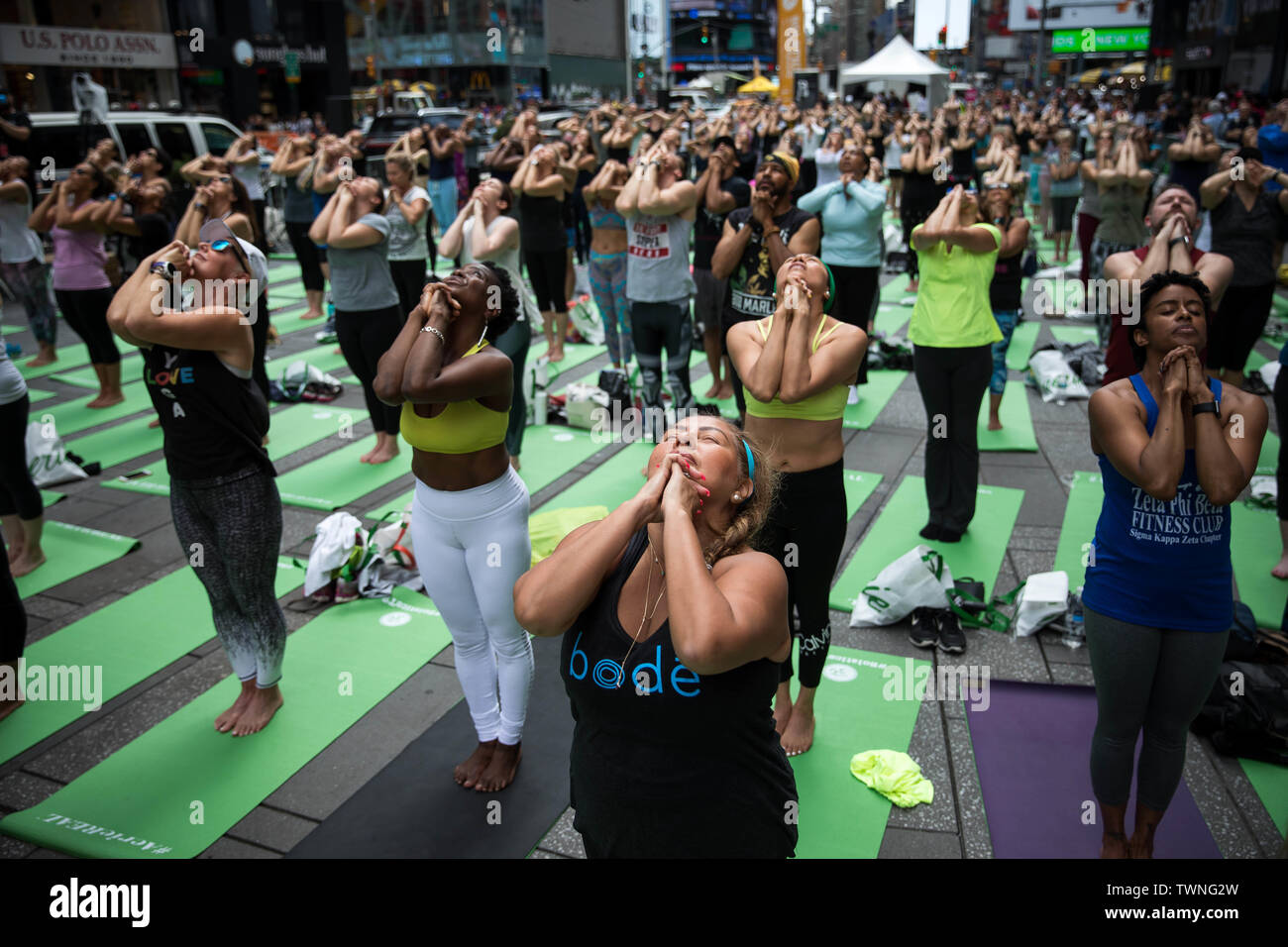 New York, USA. Juni, 2019 21. Menschen die Teilnahme an einem kostenlosen Yoga Klasse bei Solstice am Times Square in New York, USA, 21. Juni 2019. Den ganzen Tag über Yoga Veranstaltung feierte der längste Tag der nördlichen Hemisphäre des Jahres und dem Beginn der Sommersaison. Quelle: Michael Nagle/Xinhua/Alamy leben Nachrichten Stockfoto