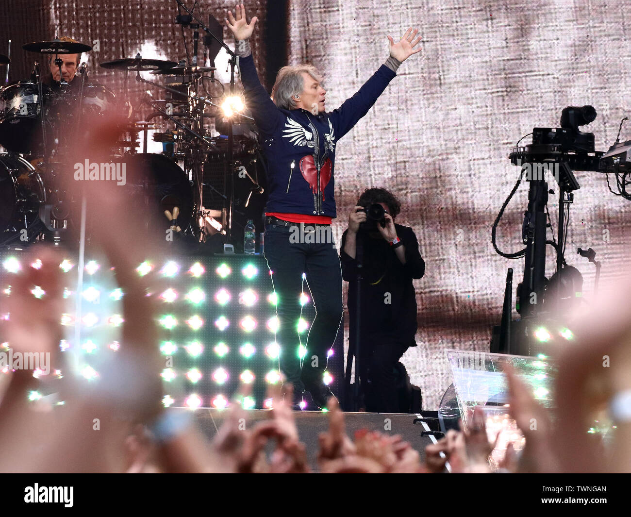 Bon Jovi durchführen auf der Bühne." Dieses Haus steht nicht zum Verkauf"-Tour im Wembley Stadion in London. Stockfoto