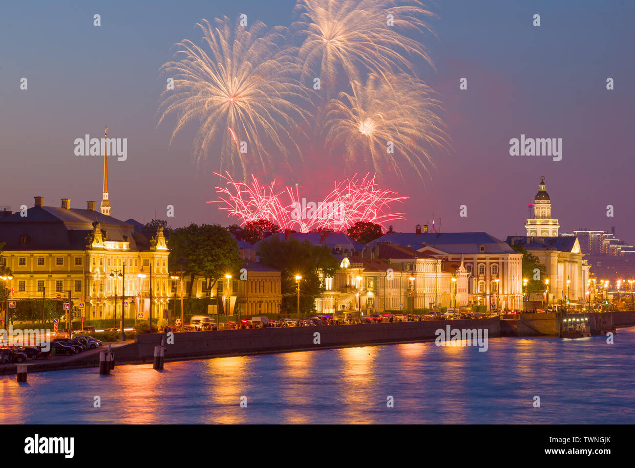 Feuerwerk über Universität Damm an einem Juni Nacht. St. Petersburg, Russland Stockfoto