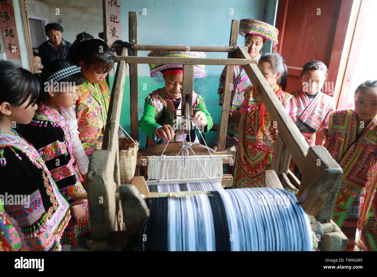 Bijie. 22. Juni, 2019. Ein Weber führt Studenten in Tuch - Weben in Lixin Grundschule von Qianxi Xiehe Gemeinde, die in der Grafschaft in Bijie, Südwesten Chinas Provinz Guizhou. Lixin Grundschule hat Tuch eingeführt - weben die Schule Folk und ethnischen Kultur zu fördern. Credit: Zhou Xunchao/Xinhua/Alamy leben Nachrichten Stockfoto