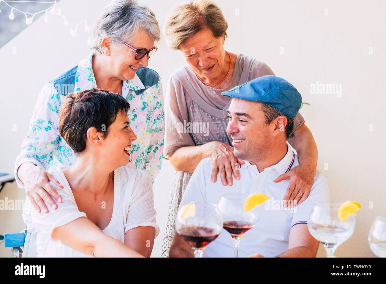 Familie Menschen heiteres Porträt mit Mutter und Sohn umarmen und Genießen der Freundschaft - gemischte Generationen aus alten Senior für Erwachsene zusammen drinki Stockfoto