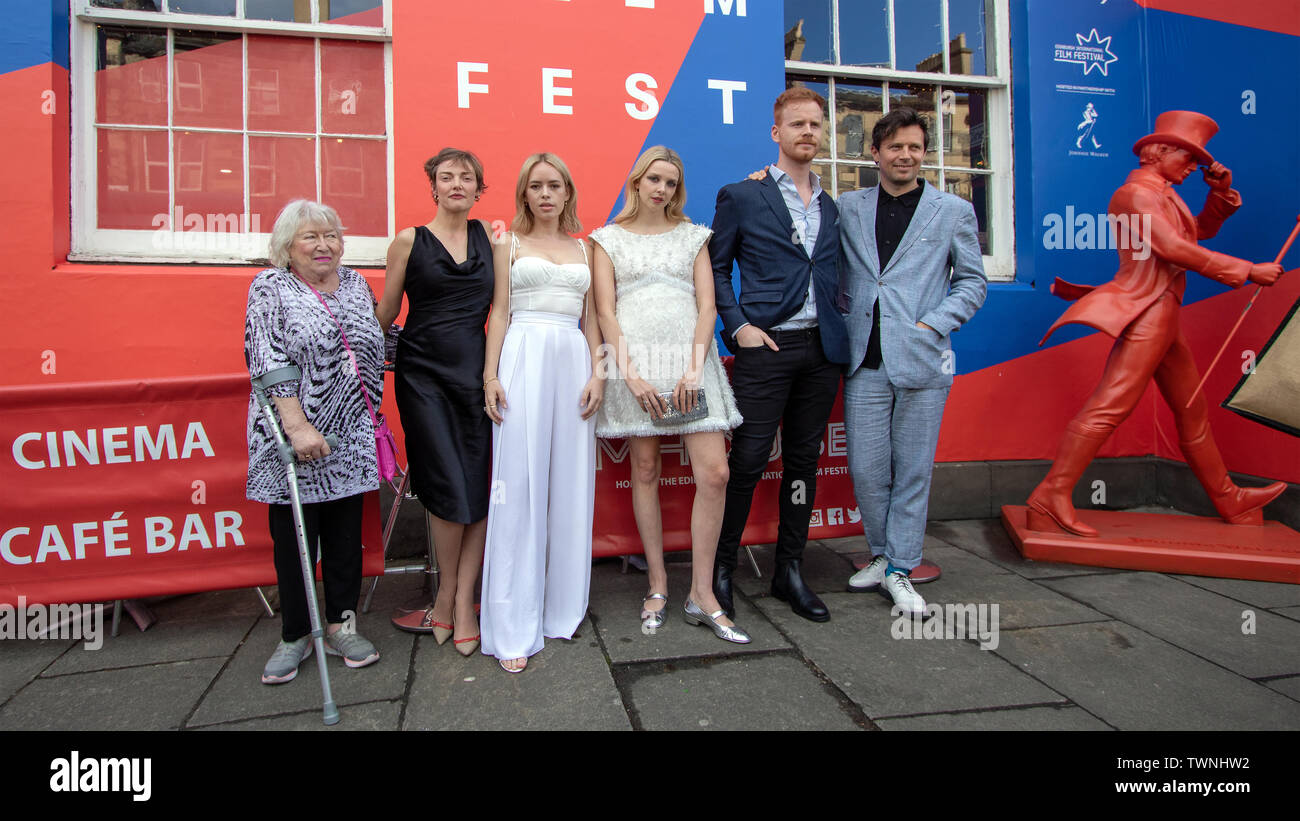 Nach rechts, Links, Schauspielerinnen Veronica Clifford und Camilla Rutherford, Schauspielerin, Tanya Burr, Regisseurin und Schauspielerin, Greta Bellamacina, und Schauspieler, Stanley Elridgeand Robert Montgomery nehmen an der Photocall während der Welt Film Premiere von verletzt durch Paradies im Filmhaus in Edinburgh. Verletzt durch das Paradies ist "eine gekonnt beobachtet Geschichte von Freundschaft und Familie, mit einem erfrischend unaufdringlich Sinn für Humor." Dieses Screening ist Teil der besten britischen Strand an der Edinburgh International Film Festival 2019 (EIFF), d.h. bis zum 30. Juni. Stockfoto