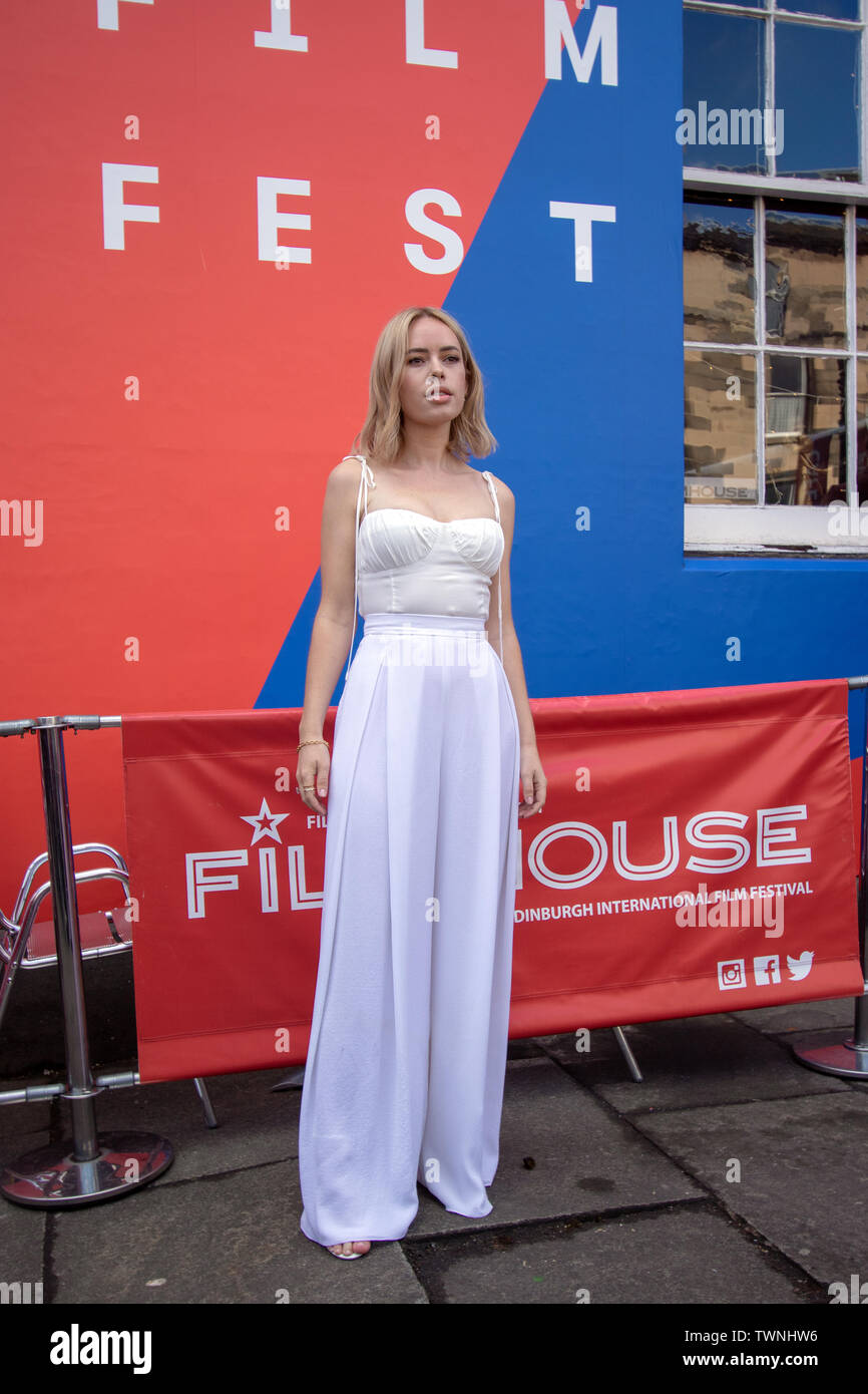 Edinburgh, Großbritannien. Juni, 2019 20. Schauspielerin, Tanya Burr besucht die Photocall während der Welt Film Premiere von verletzt durch Paradies im Filmhaus in Edinburgh. Verletzt durch das Paradies ist "eine gekonnt beobachtet Geschichte von Freundschaft und Familie, mit einem erfrischend unaufdringlich Sinn für Humor." Dieses Screening ist Teil der besten britischen Strand an der Edinburgh International Film Festival 2019 (EIFF), d.h. bis zum 30. Juni. Credit: SOPA Images Limited/Alamy leben Nachrichten Stockfoto