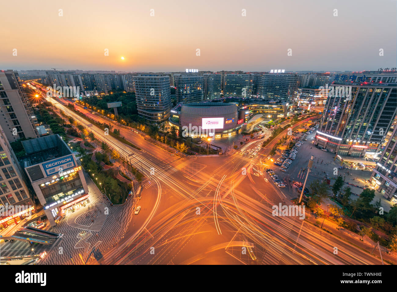 Chengdu, Provinz Sichuan, China - Juni 5, 2019: PangRuiLi commercial Mall und der Kreuzung mit der Skyline der Stadt Luftaufnahme bei Sonnenuntergang Stockfoto