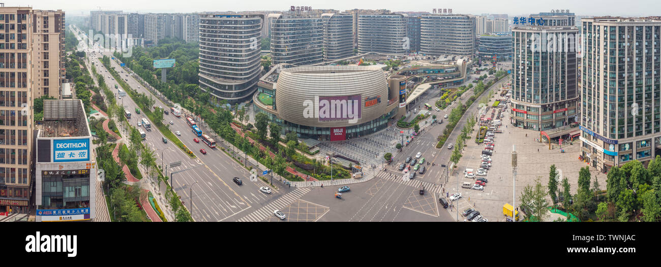 Chengdu, Provinz Sichuan, China - Juni 5, 2019: PangRuiLi commercial Mall und der Kreuzung mit der Skyline der Stadt Luftaufnahme Panorama bei Tageslicht Stockfoto