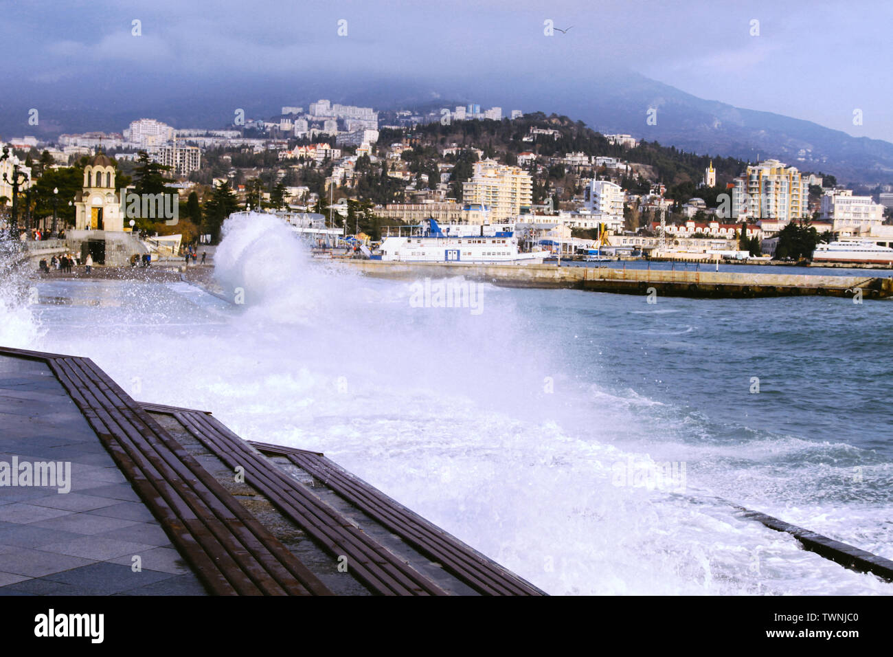 Starker Sturm auf der Jalta Böschung. Krim. Russland Stockfoto