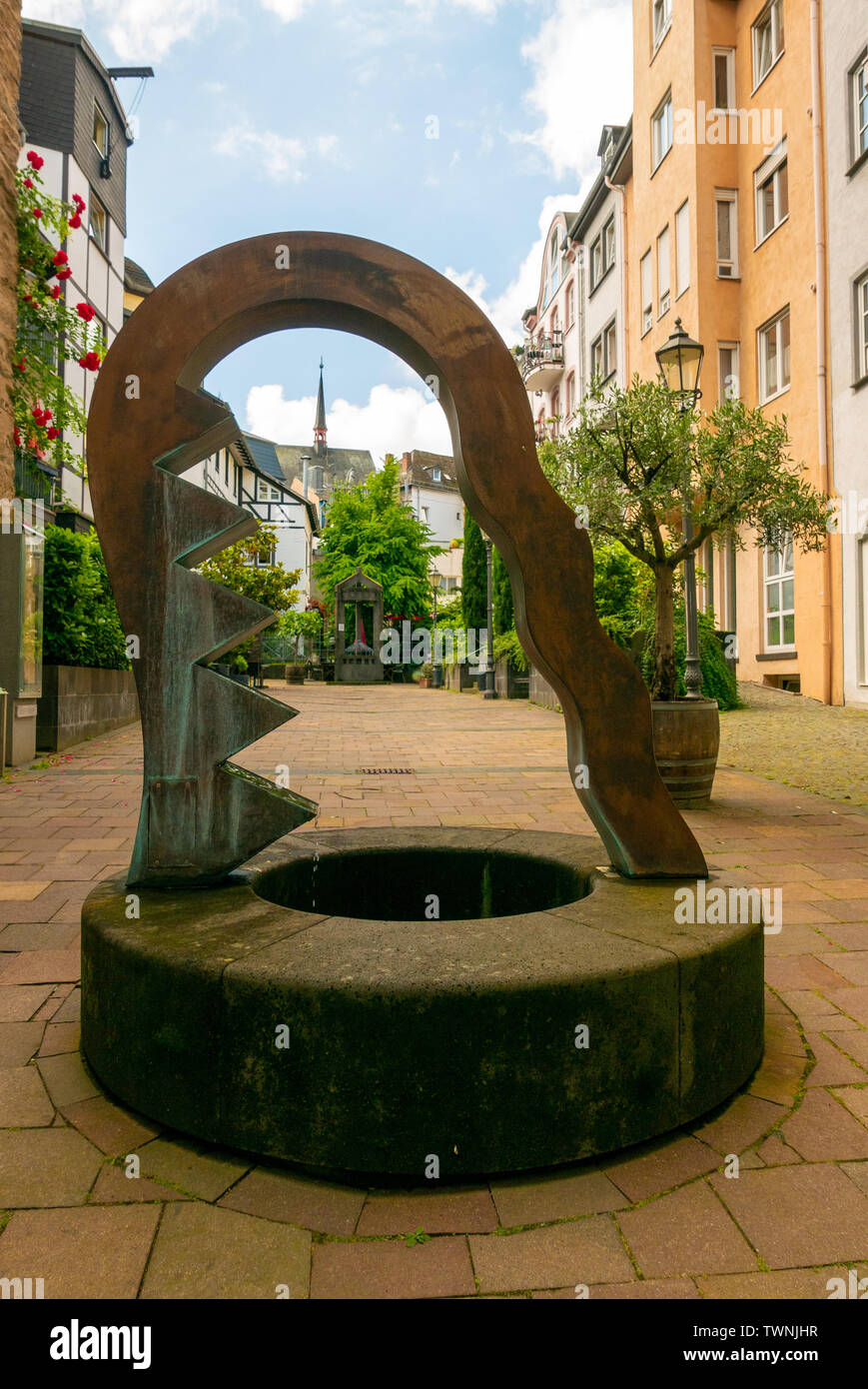 KOBLENZ - Deutschland - Juni 11, 2019: Brunnenhof Konigspfalz, typische Nachbarschaft Innenhof mit seinen eigenen Brunnen Stockfoto