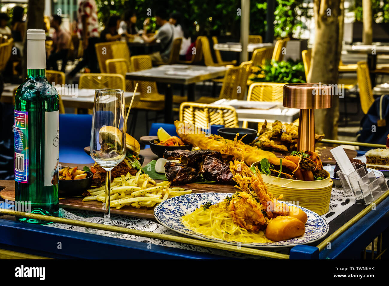 Singapur - May 18, 2019: Herit 8 ge serviert moderne westliche Küche mit lokalem Touch in Juwel. Im Jewel. Jewel Changi Airport ist ein Mixed-use developm Stockfoto