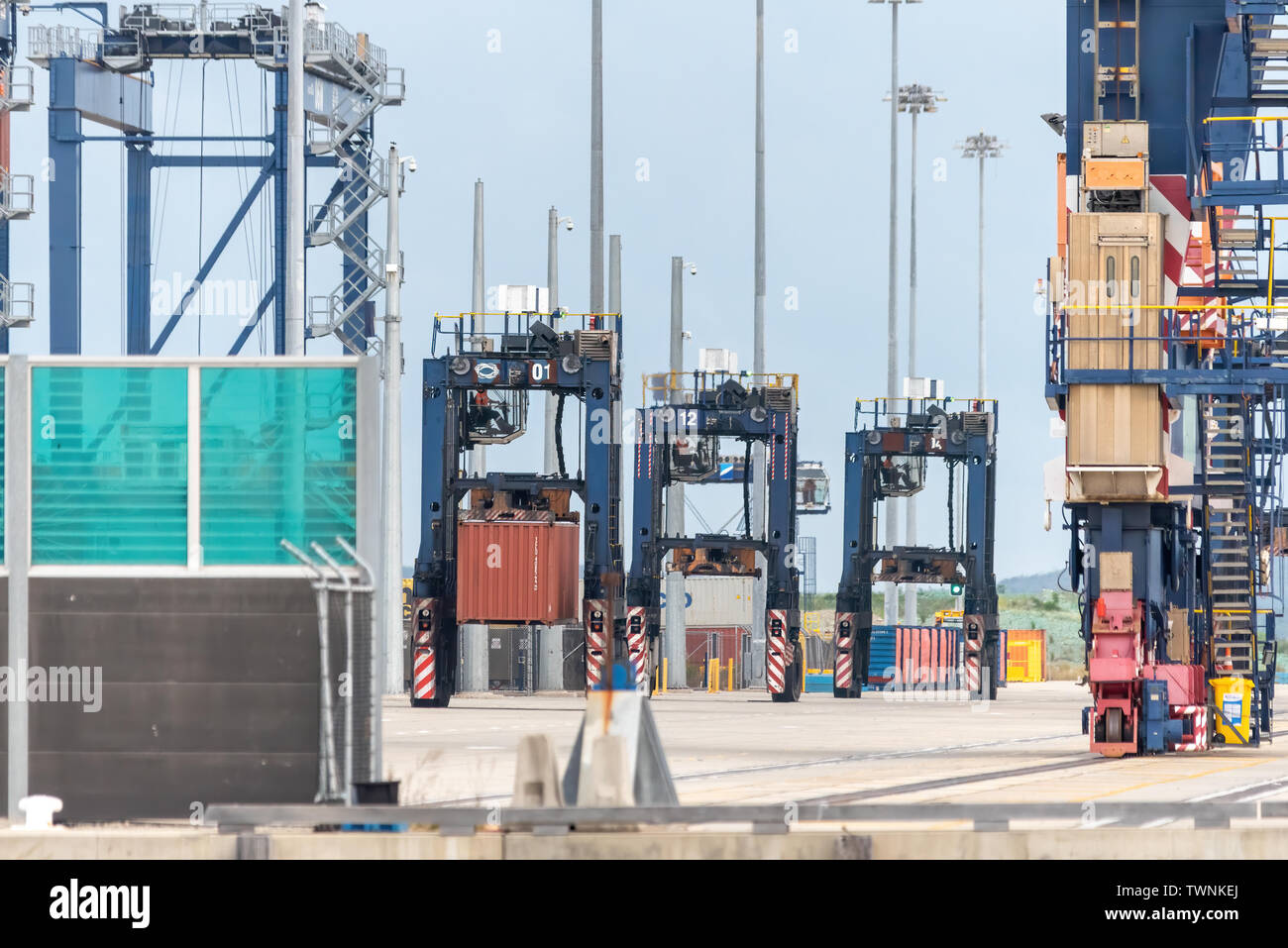 Straddle Carrier Abholung Container in Port Botany Stockfoto