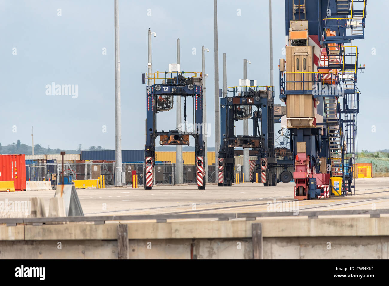 Straddle Carrier Futter bis Container in Port Botany Stockfoto