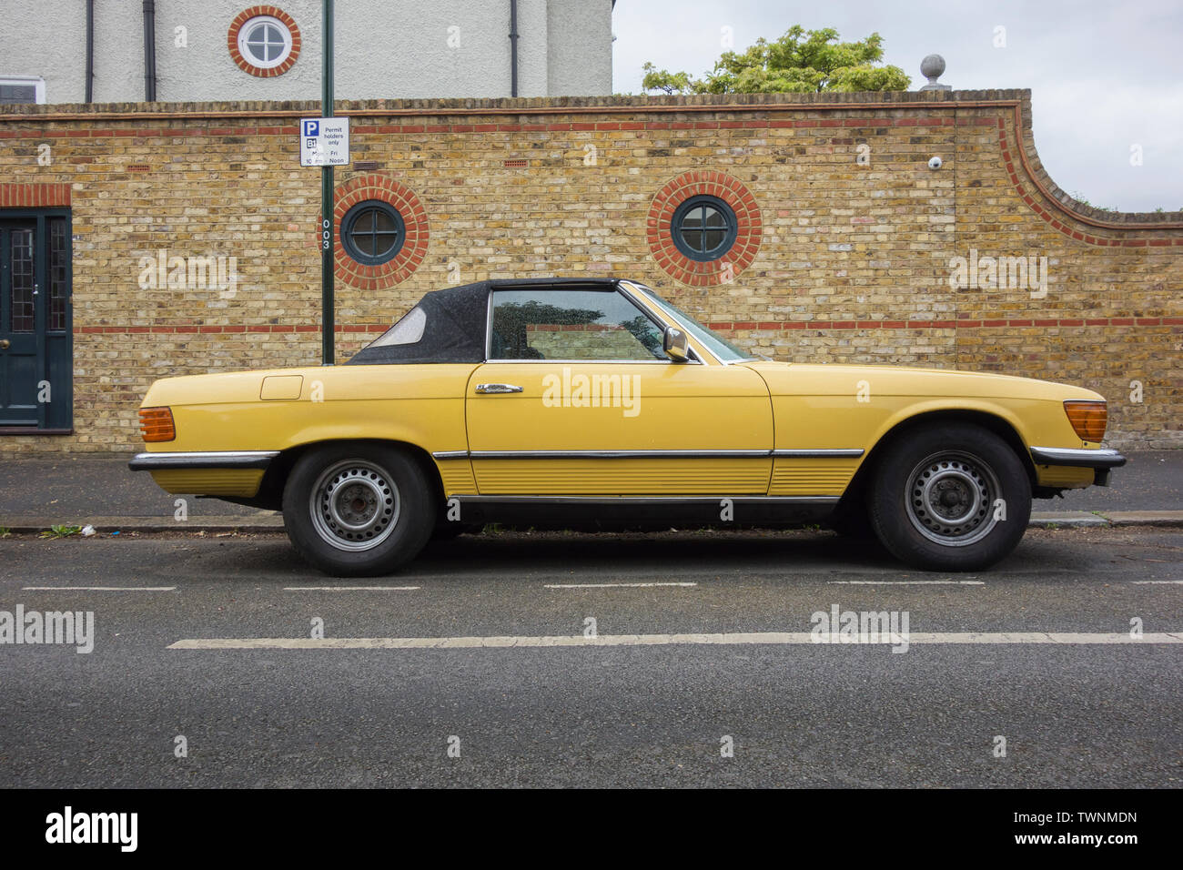 Gelbe Mercedes Benz 350 SL classic car Stockfoto