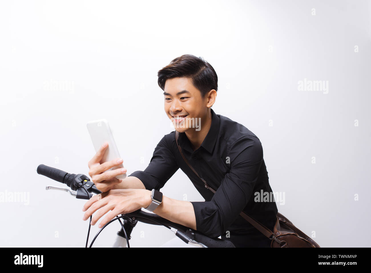 Hipster texting jemand auf seinem Fahrrad Stockfoto