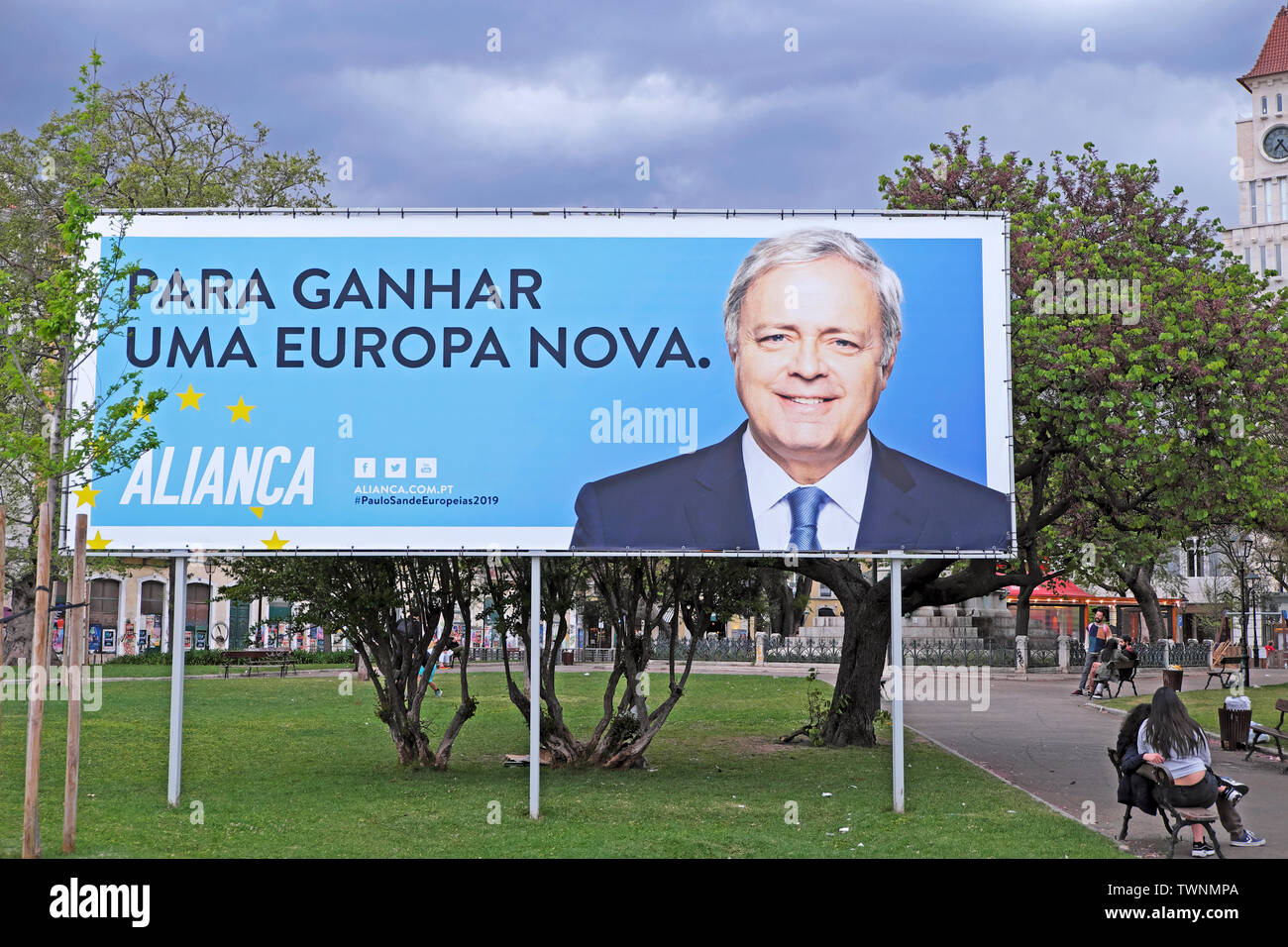 Aliança Mitte rechts Allianz politische Partei billboard Para Ganhar Uma Europa Nova' März 2019 im City Park in Lissabon Portugal KATHY DEWITT Stockfoto
