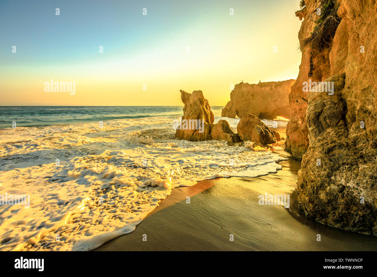 Sonnenuntergang Meer Hintergrund in Kalifornien Westküste Tapete. El Matador  Strand bei Sonnenuntergang Licht, CA, USA. Säulen, Geröll und Felsen  Stockfotografie - Alamy