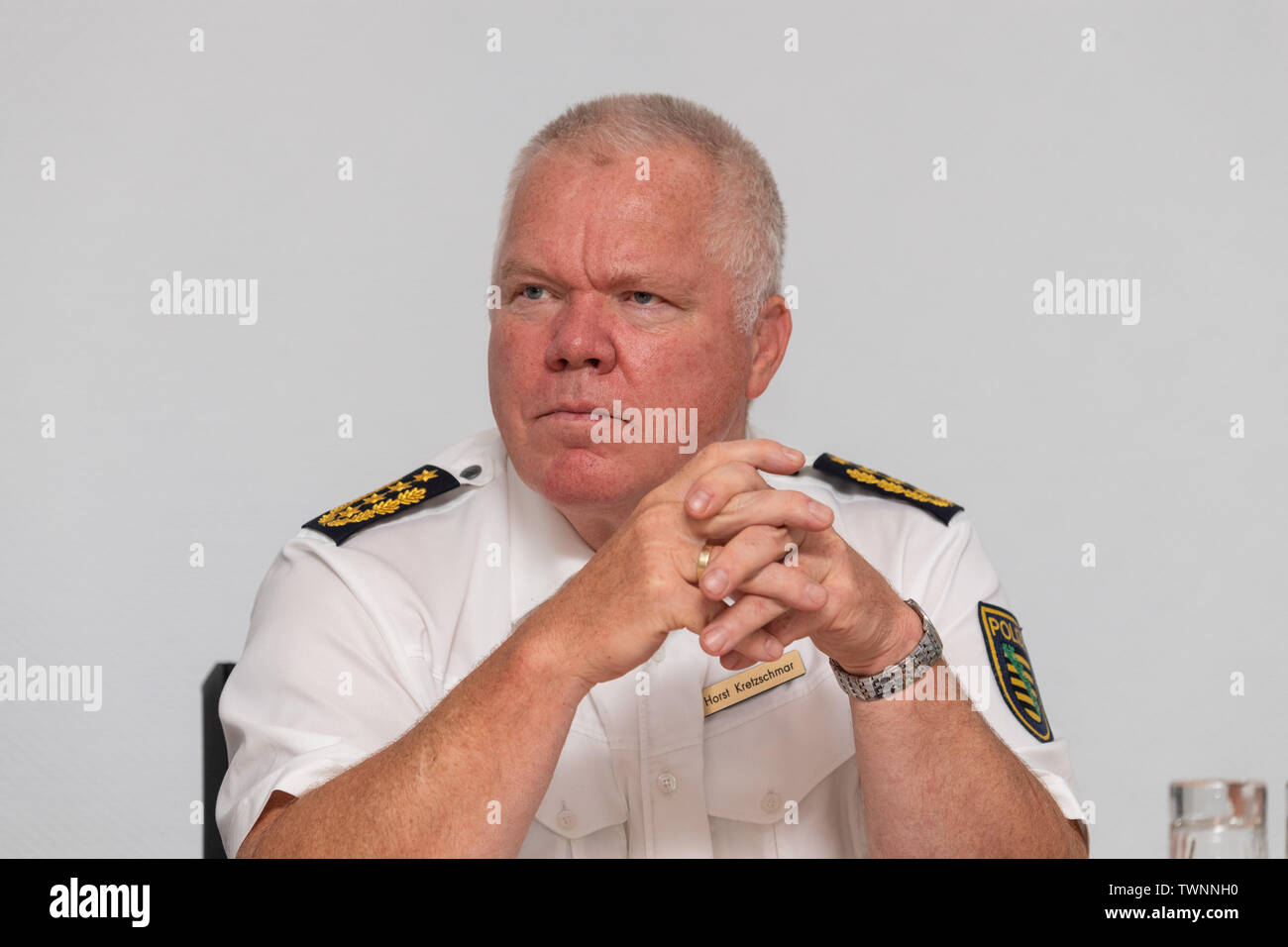 Dresden, Deutschland. Juni, 2019 21. Horst Kretzschmar, Präsident der staatlichen Polizei Sachsen, sitzt auf dem Podium bei der Präsentation der neuen Messenger MePol app, app, die Polizei in Sachsen. Credit: Robert Michael/dpa-Zentralbild/dpa/Alamy leben Nachrichten Stockfoto
