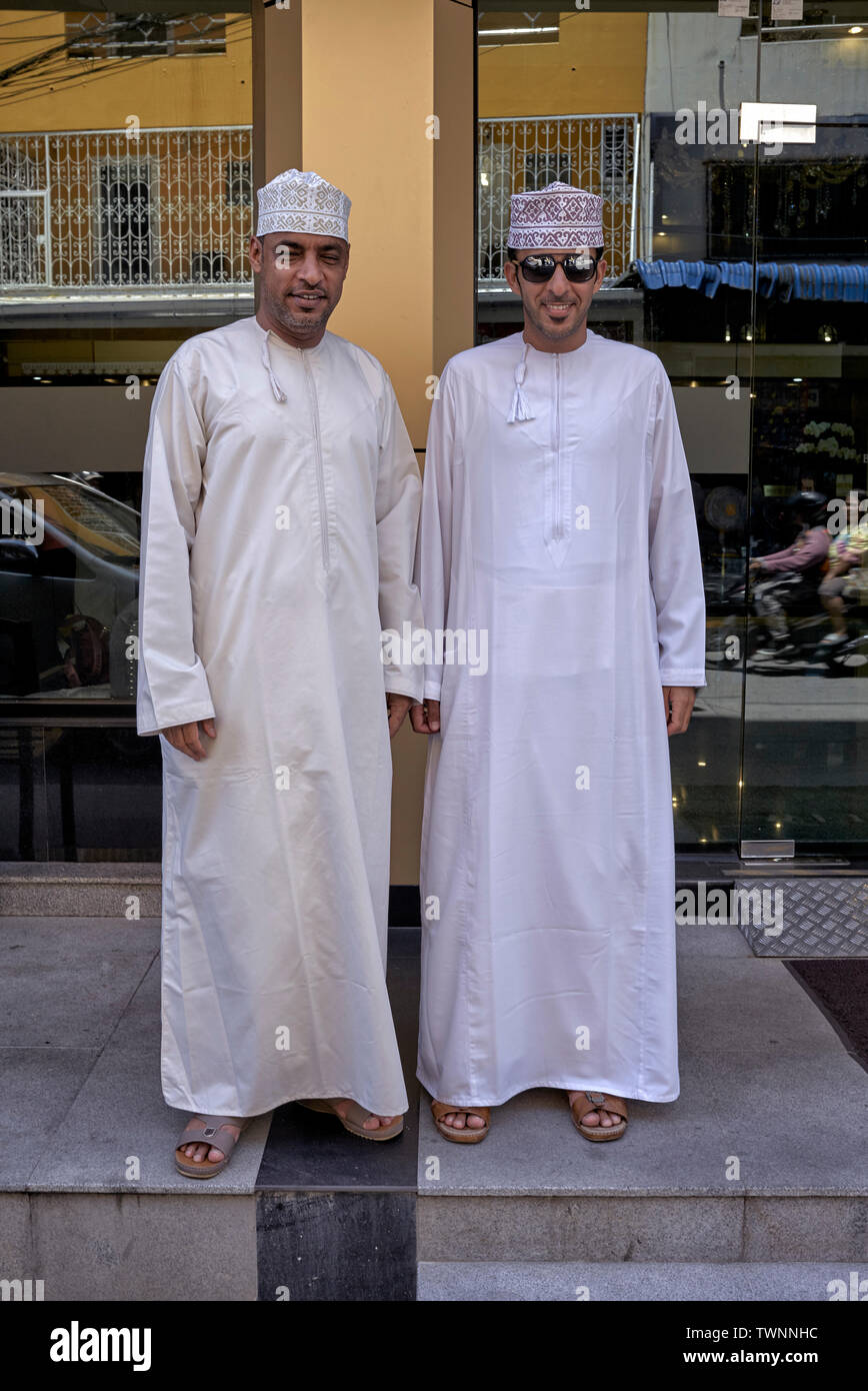 Omanische Männer. Mitte - östliche Männer aus Oman in traditioneller Kleidung bekannt als dishdasha Stockfoto
