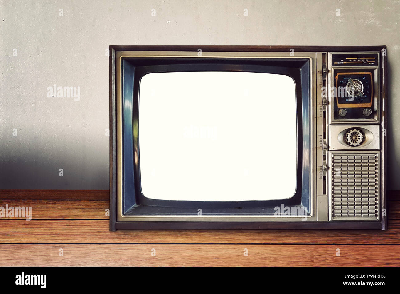 Die klassischen analogen Fernsehen Vintage Style mit Leeren leeren weißen Bildschirm auf retro Wand Hintergrund Stockfoto
