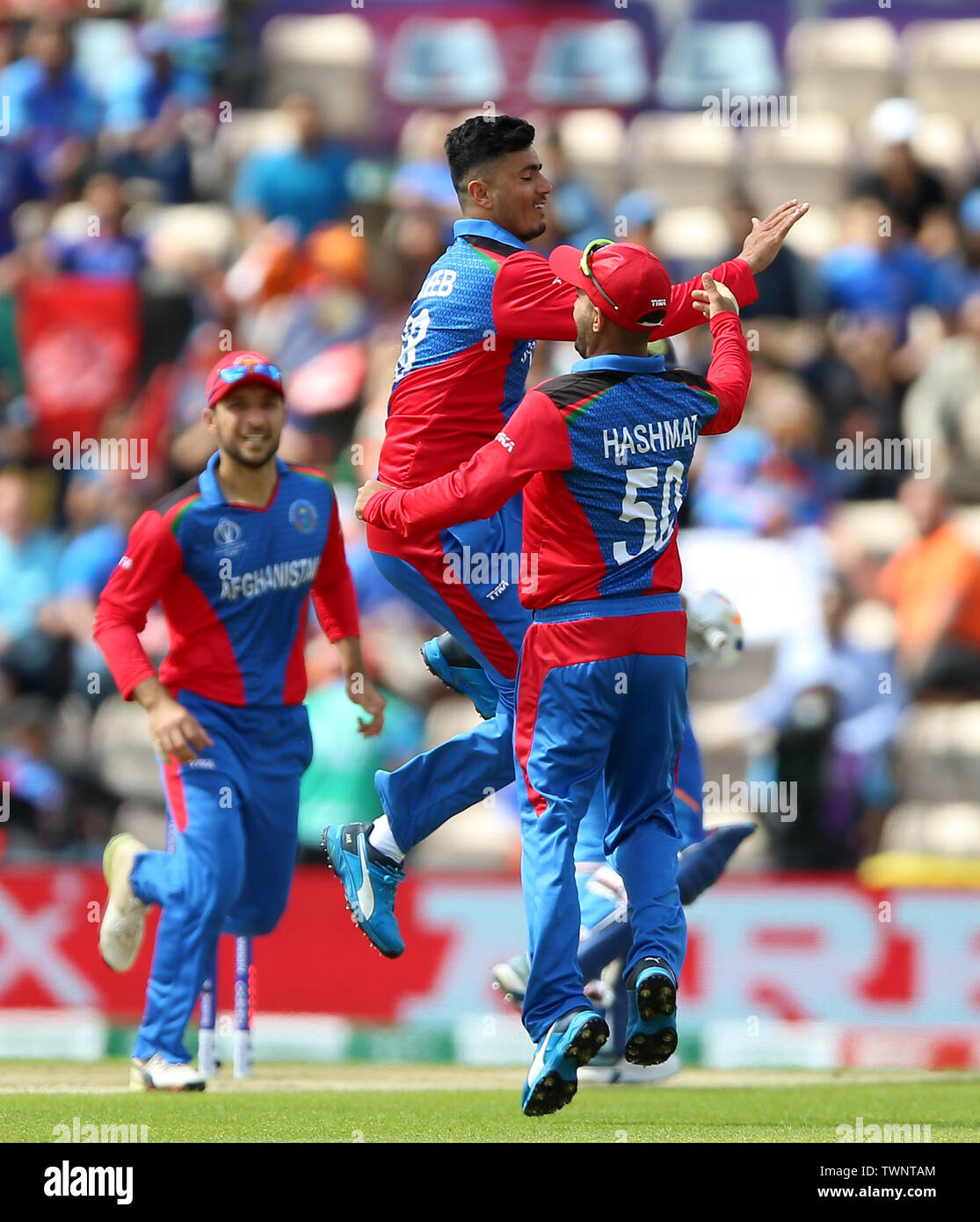 In Afghanistan Mujeeb Ur Rahman (Mitte) feiert, Bowling Indiens Rohit Sharma während der ICC Cricket World Cup group stage Gleiches an der Schüssel, Southampton, Hampshire. Stockfoto