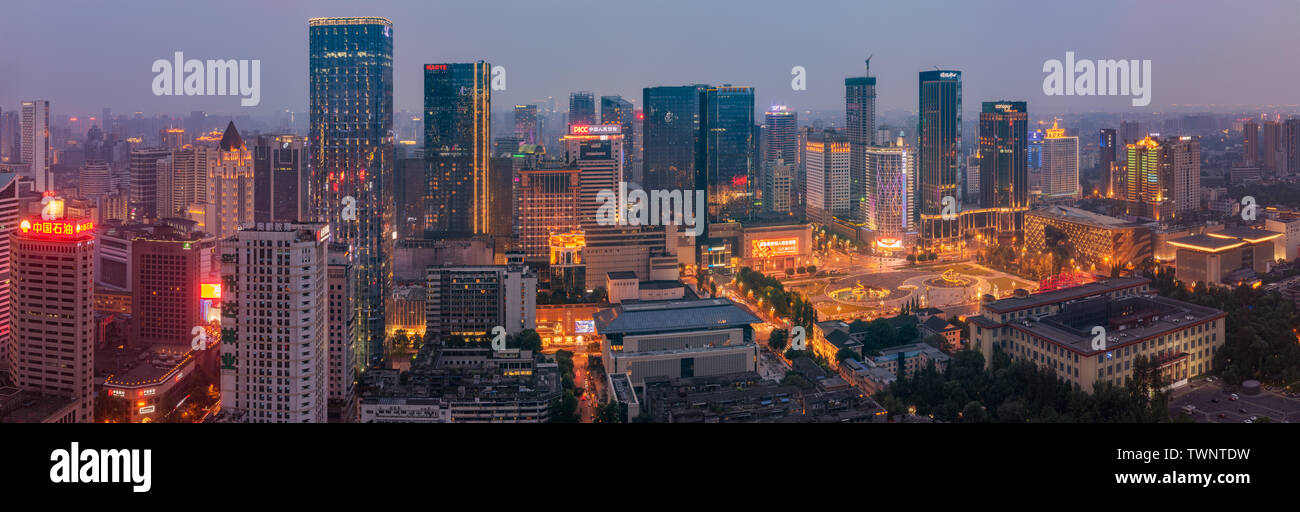 Chengdu, Provinz Sichuan, China - Juni 8, 2019: Skyline panorama Luftbild von der Mitte der Stadt mit Tianfu Platz auf der rechten Seite sichtbar Stockfoto