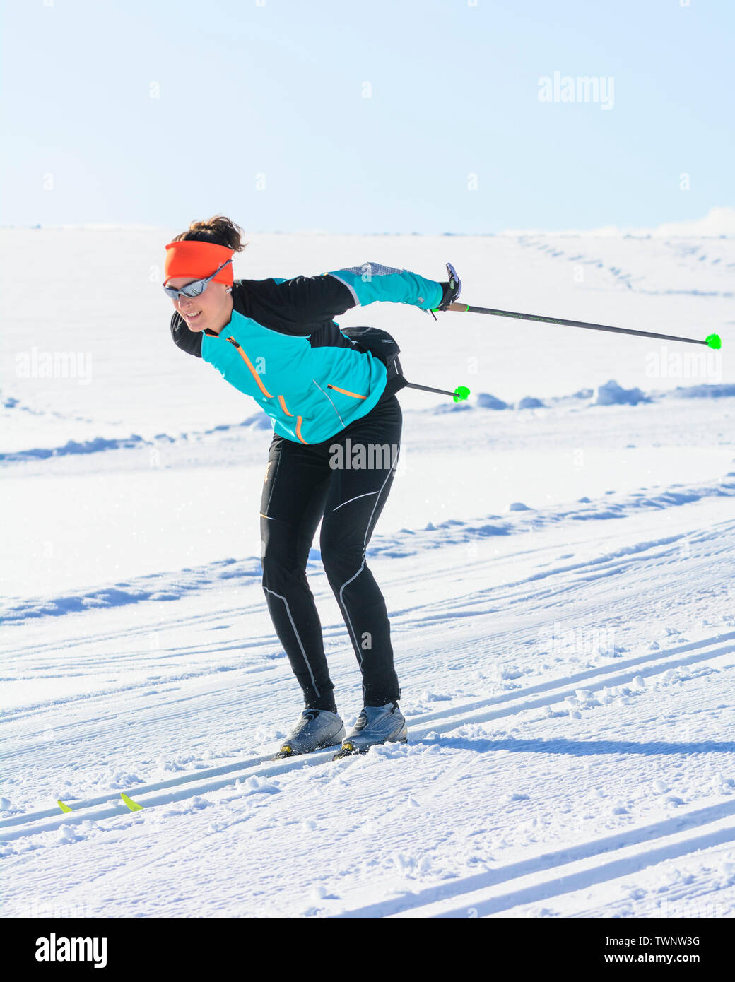 Langlaufen - junge Sportlerin in perfekter Diagonal Stil Stockfoto