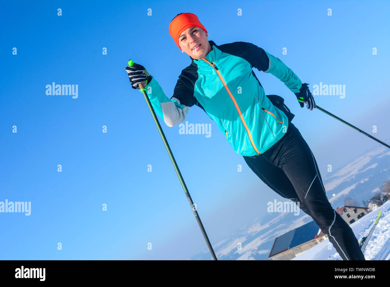 Langlaufen - junge Sportlerin in perfekter Diagonal Stil Stockfoto