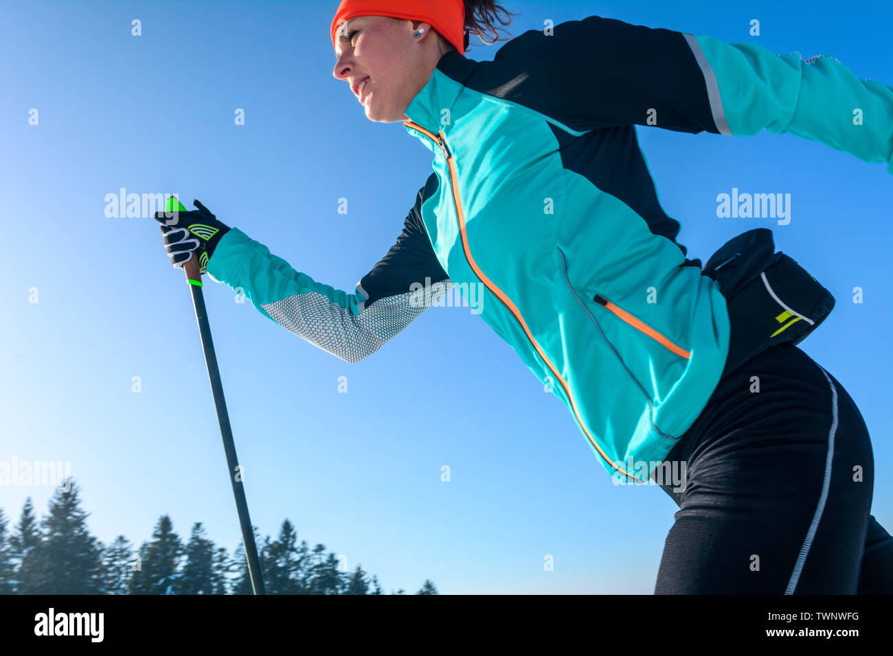 Langlaufen - junge Sportlerin in perfekter Diagonal Stil Stockfoto