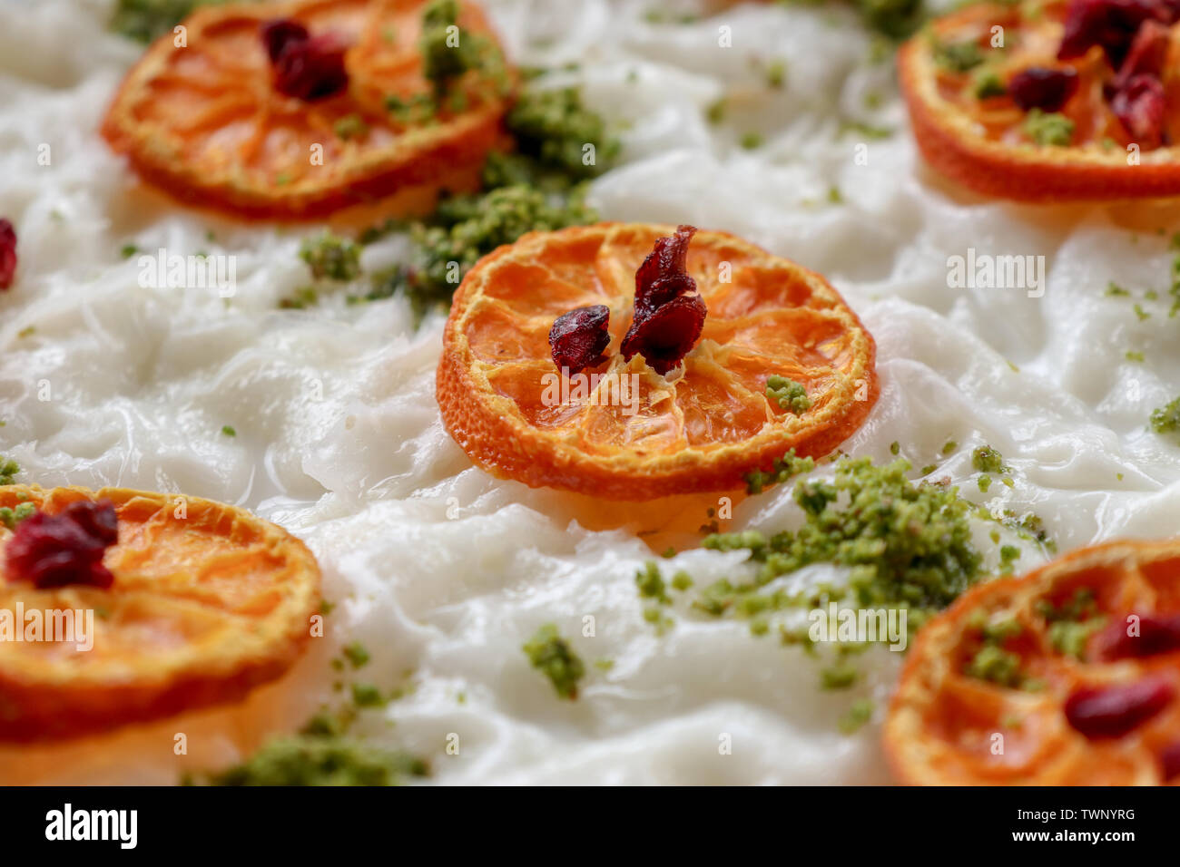 Traditionelles türkisches Dessert: gullac; mit Erdnüsse, getrocknete Orangenscheiben und getrocknete Granatapfel Samen Stockfoto