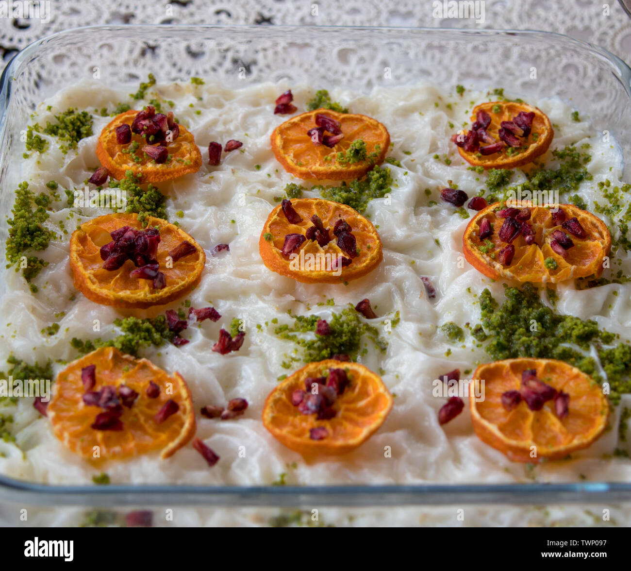 Traditionelles türkisches Dessert: gullac; mit Erdnüsse, getrocknete Orangenscheiben und getrocknete Granatapfel Samen Stockfoto