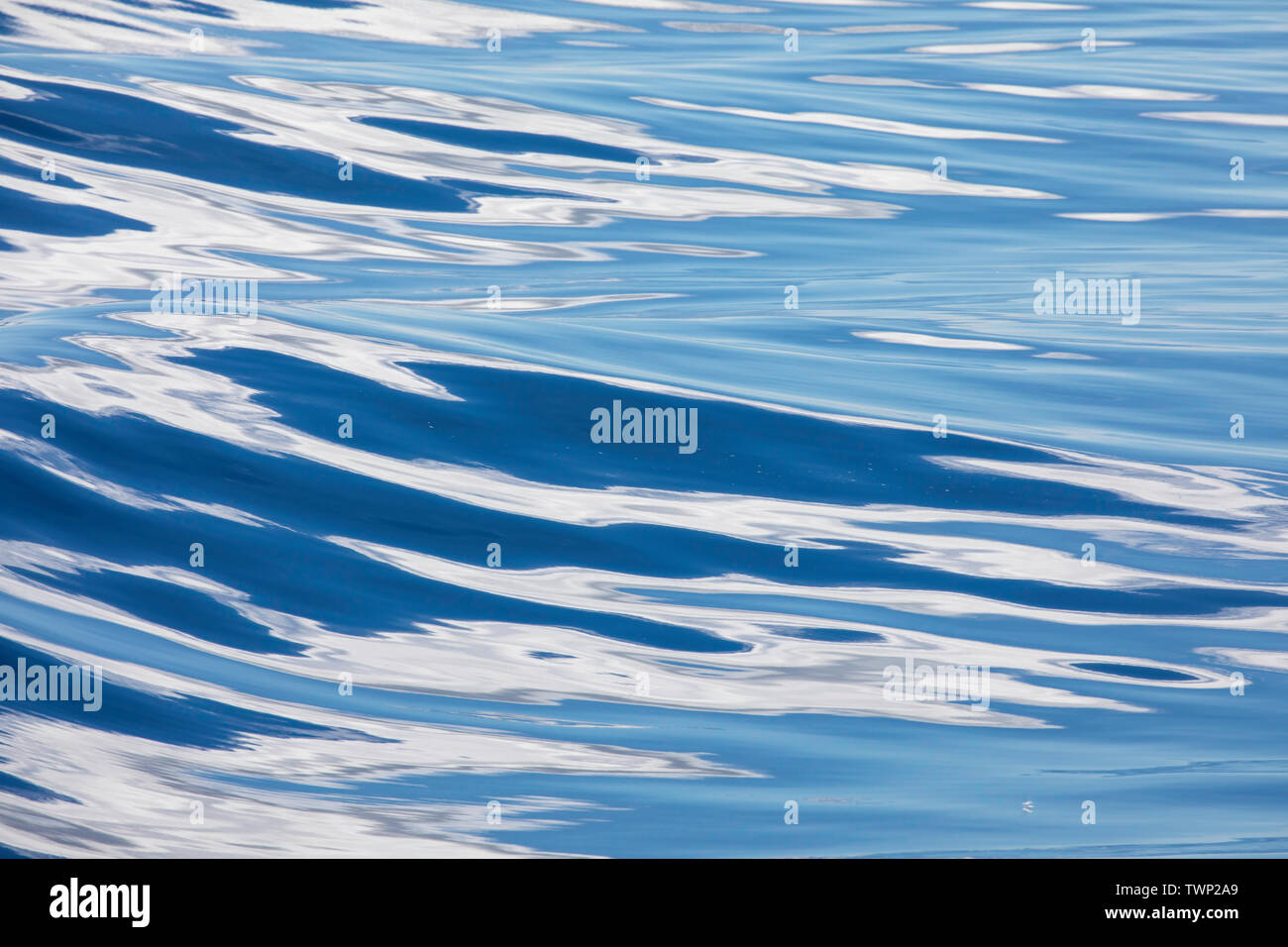 Dies ist ein ruhiger Tag am Pazifischen Ozean mit blauem Himmel und Wolken reflektiert dieses abstrakte Bild zu machen. Stockfoto