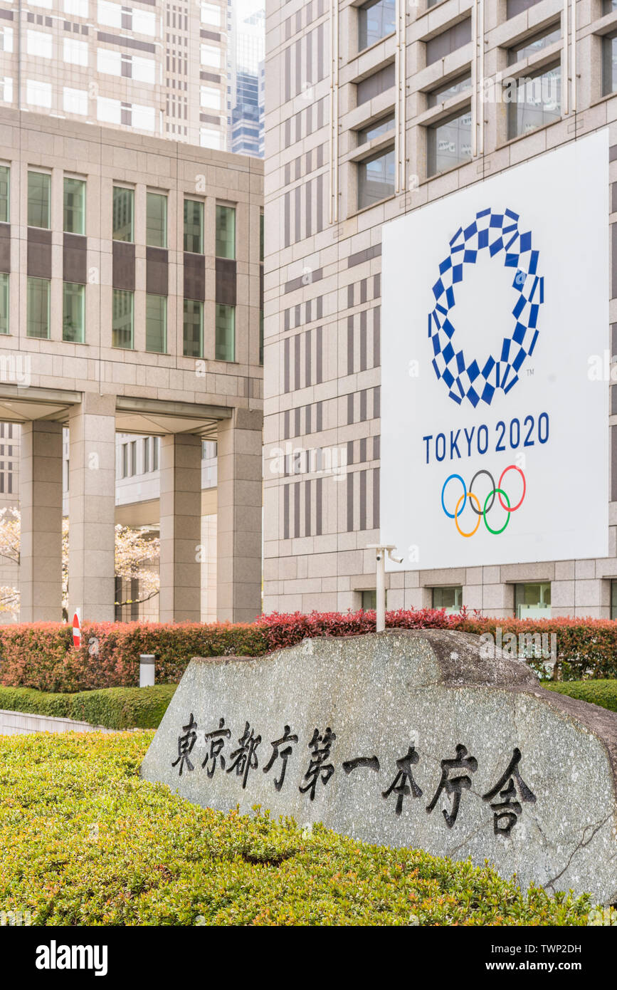 Werbemittel, Poster für die 2019 Olympischen und Paralympischen Sommerspiele in Japan mit Blue indigo Logo und Maskottchen Zeichen und dem Eingang gehalten zu werden. Stockfoto