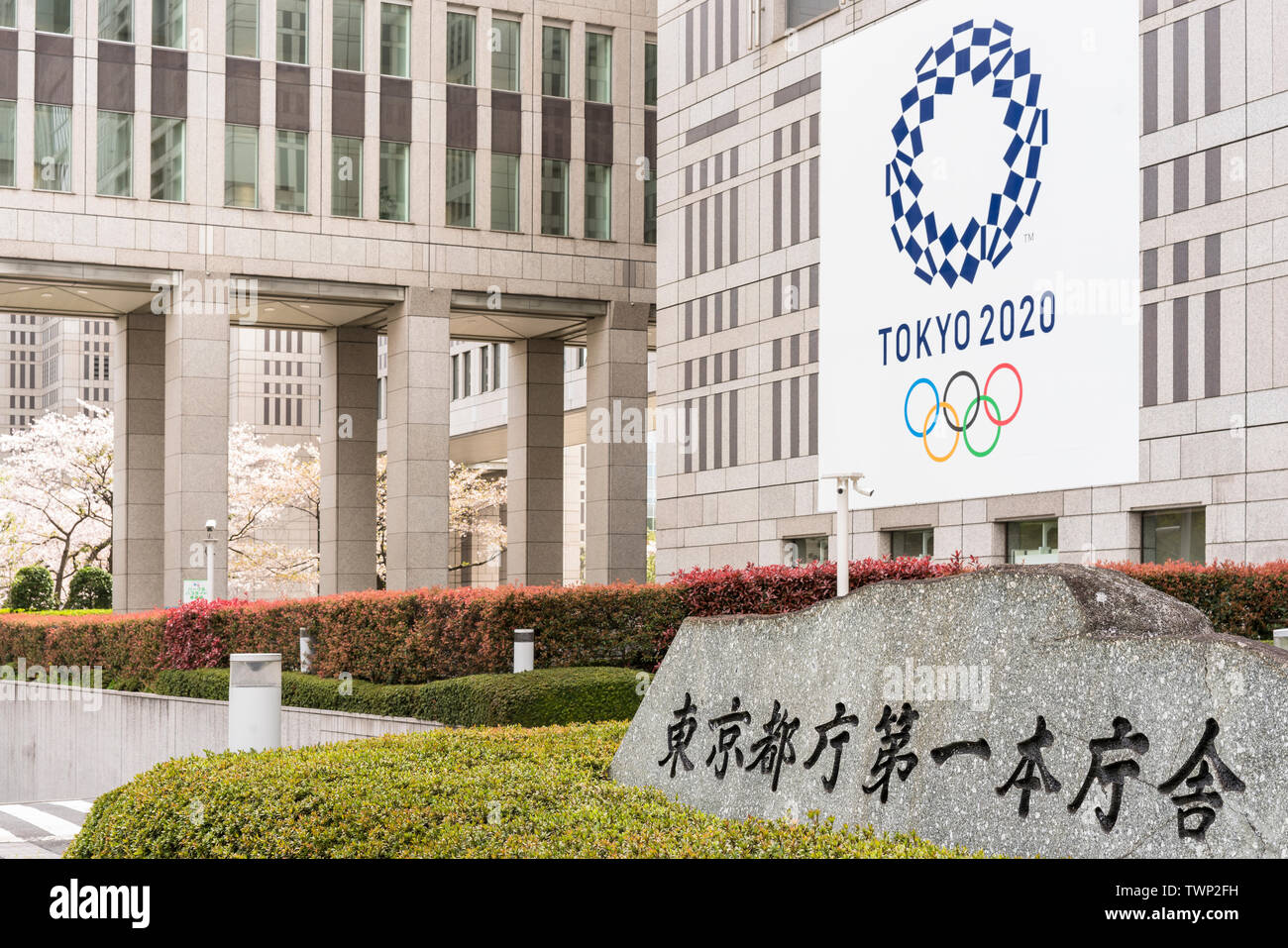 Werbemittel, Poster für die 2019 Olympischen und Paralympischen Sommerspiele in Japan mit Blue indigo Logo und Maskottchen Zeichen und dem Eingang gehalten zu werden. Stockfoto