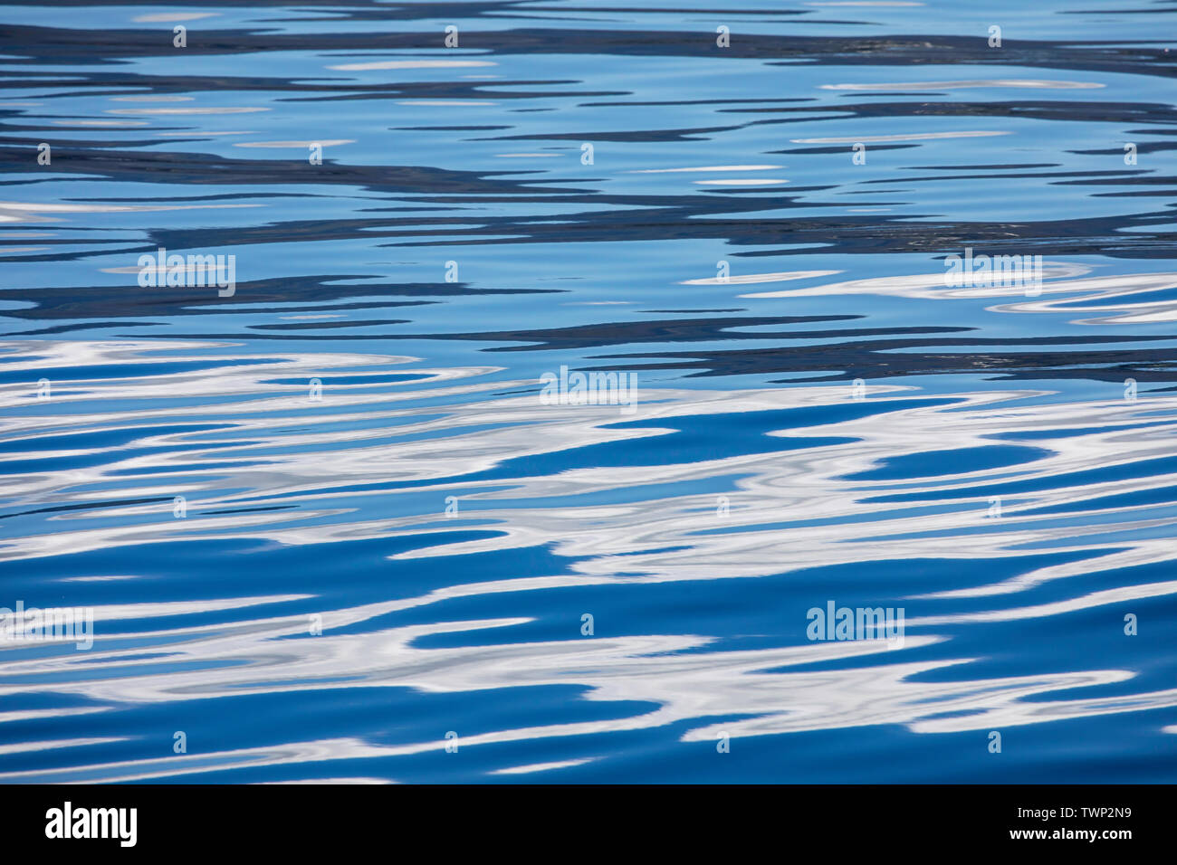 Dies ist ein ruhiger Tag am Pazifischen Ozean mit blauem Himmel und Wolken reflektiert dieses abstrakte Bild zu machen. Stockfoto