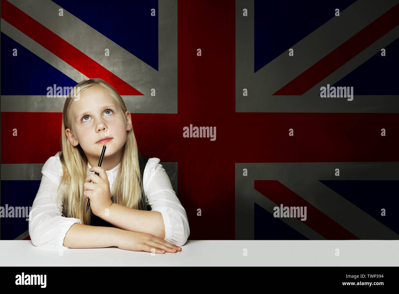 Englisch Konzept. Denken kind Mädchen gegen die britische Flagge Hintergrund. Englisch lernen Sprache Stockfoto
