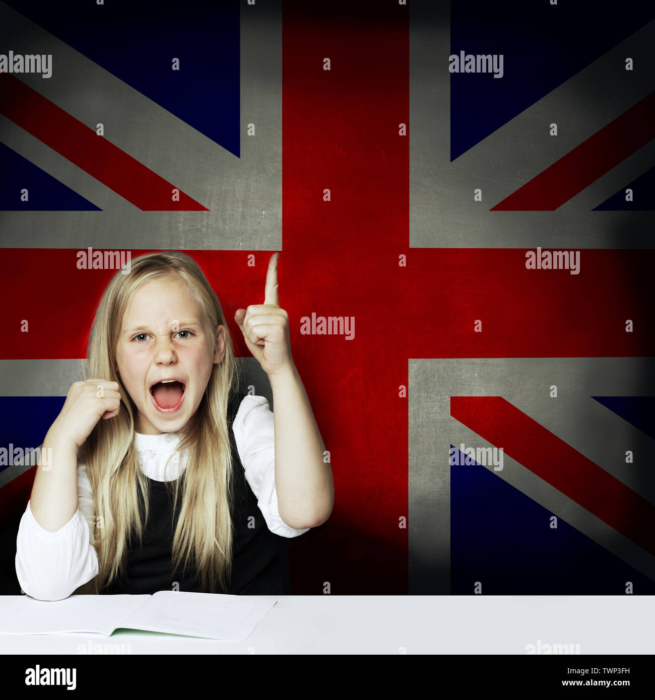Glückliches Kind Mädchen Student nach oben zeigen und Spaß gegen die britische Flagge Hintergrund. Lernen Sie Englisch Sprache Konzept Stockfoto