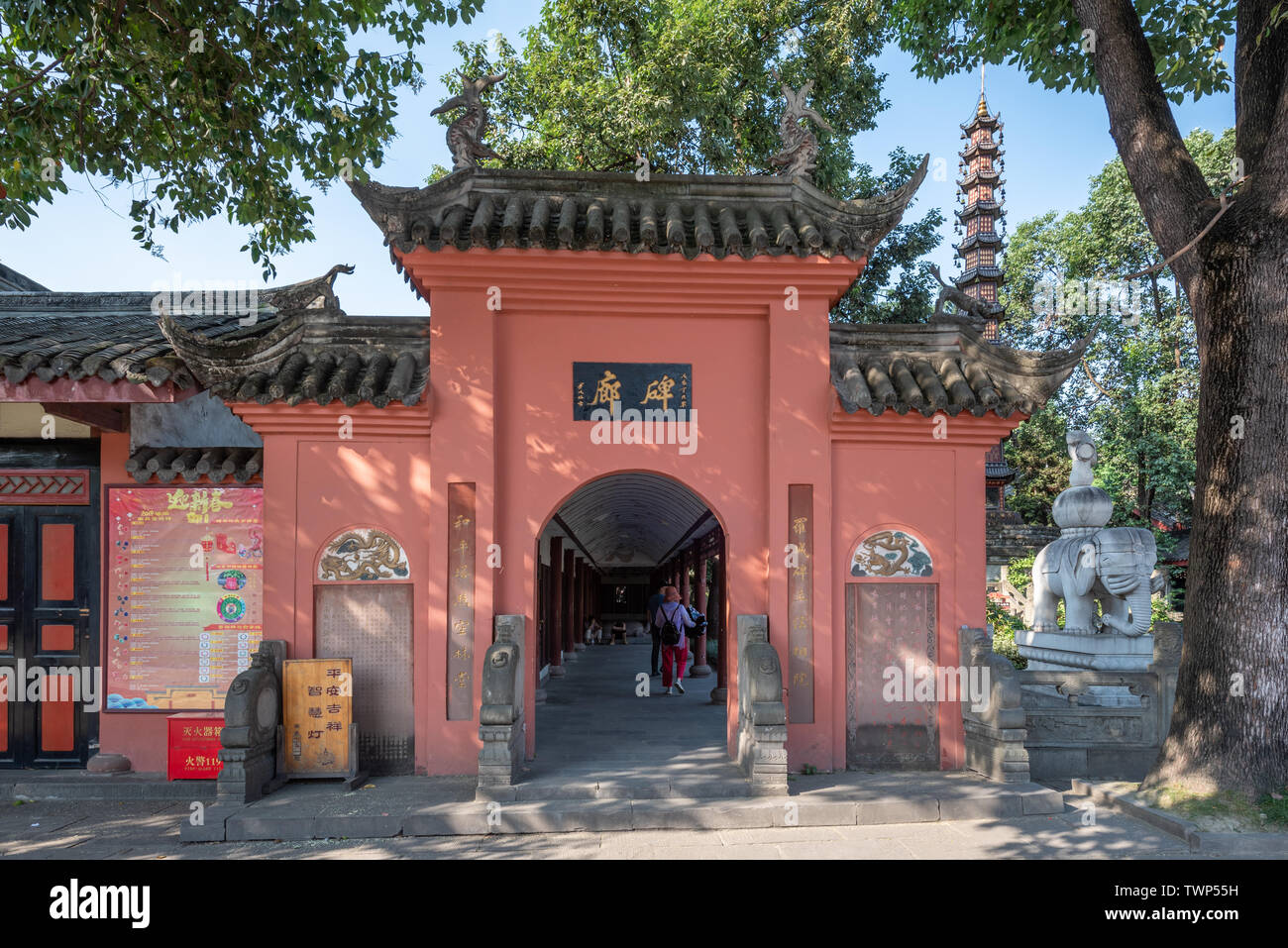 Chengdu, Provinz Sichuan, China - Juni 6, 2019: Wenshu buddhistische Kloster Tor an einem sonnigen Tag Stockfoto