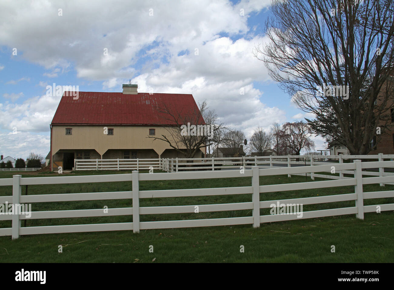 Große hölzerne Scheune in Lancaster County, PA, USA Stockfoto