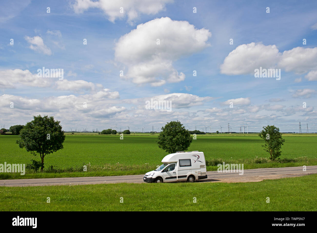 Romahome R 25 kleine Reisemobil, geparkt am Straßenrand, in der flachen Landschaft, England UK Stockfoto
