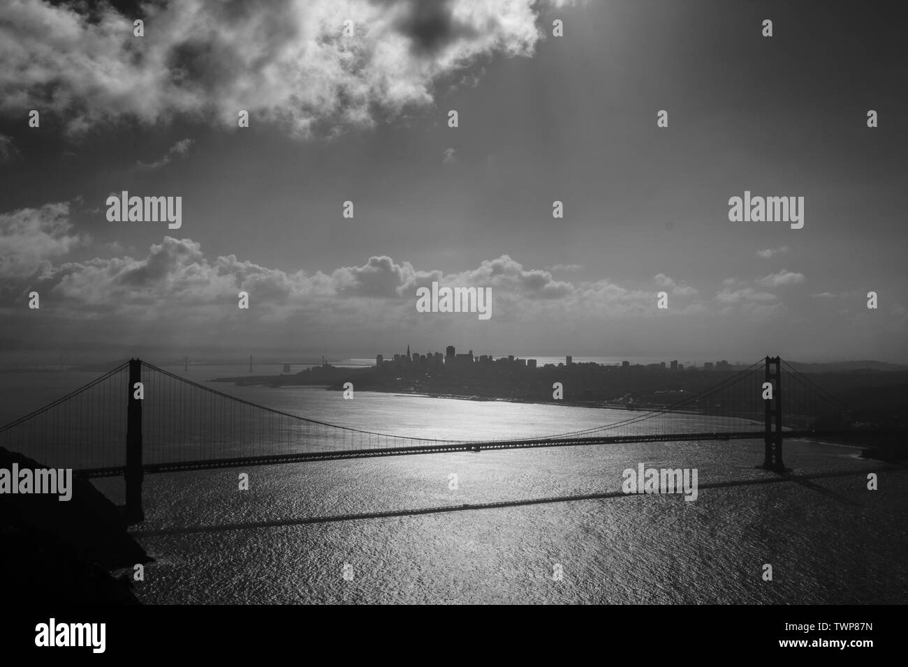 Malerischer Blick auf die Golden Gate Bridge an einem sonnigen Morgen im Frühling. Stockfoto