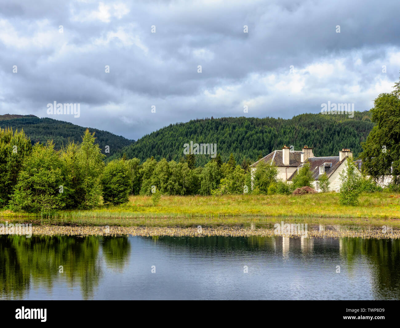 Haus durch ein Loch in den schottischen Highlands Stockfoto