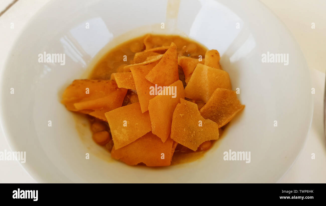 Suppe, libanesische Küche. Sidon, Libanon - Juni, 2019 Stockfoto