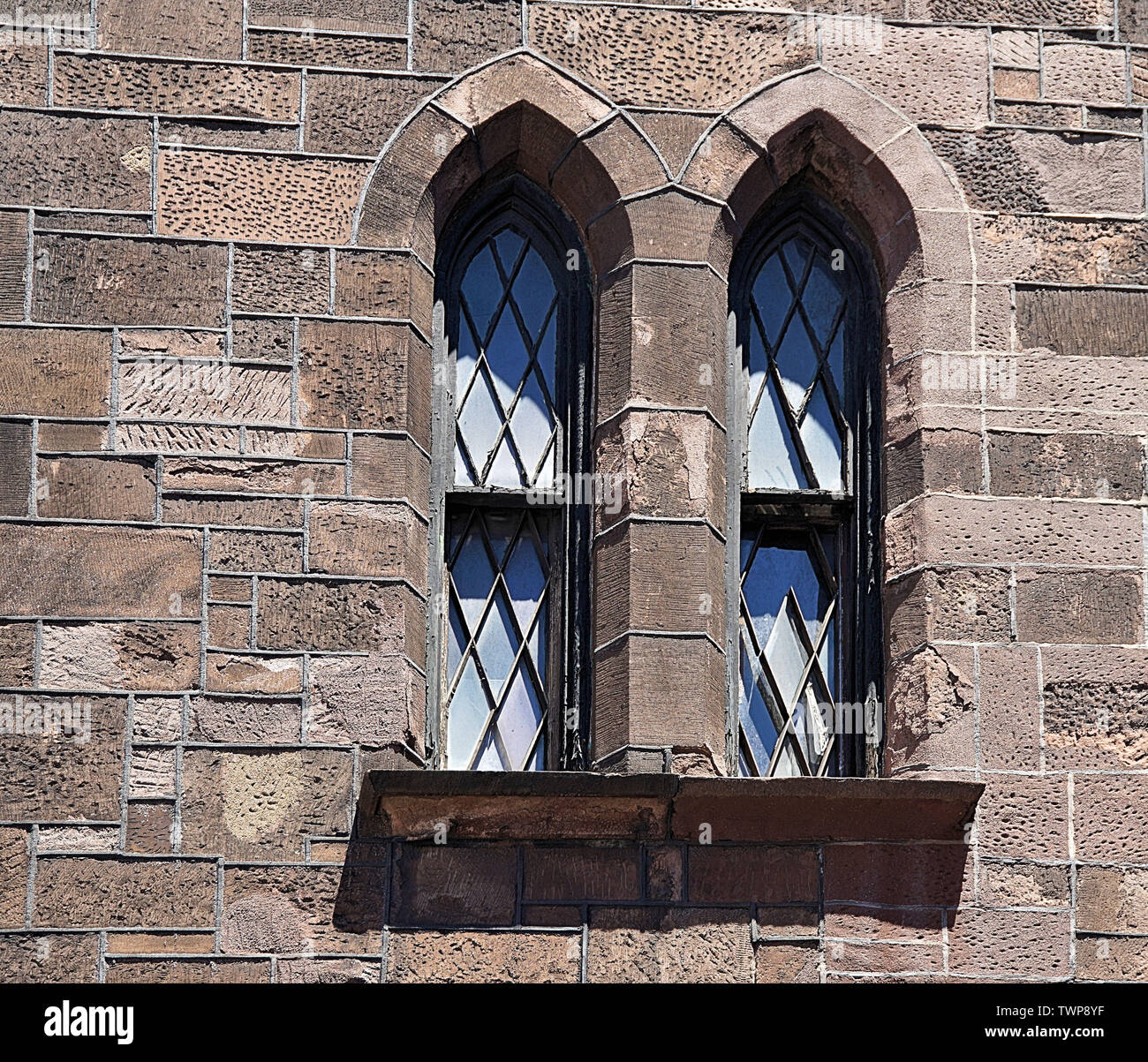 New York City, New York, United States reizenden historischen verwitterten gewölbten Bleiglasfenstern in rustikalem Stein Wand auf ein Wahrzeichen Stockfoto