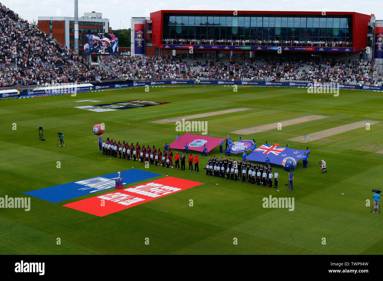 Old Trafford, Manchester, UK. 22. Juni, 2019. ICC World Cup Cricket, West Indies gegen Neuseeland; die zwei Mannschaften für die nationalhymnen vor dem Start des Spiels Credit: Aktion plus Sport/Alamy leben Nachrichten Stockfoto