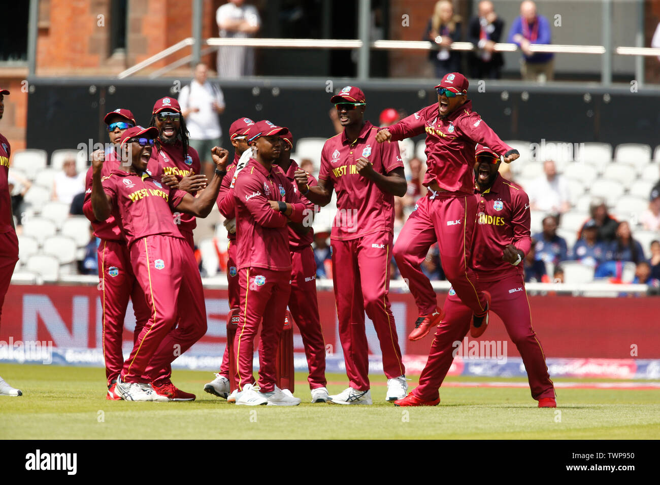 Old Trafford, Manchester, UK. 22. Juni, 2019. ICC World Cup Cricket, West Indies gegen Neuseeland; West Indies feiern nach Sheldon Cottrell traps Martin Guptill von Neuseeland lbw mit der ersten Kugel der Innings Credit: Aktion plus Sport/Alamy leben Nachrichten Stockfoto