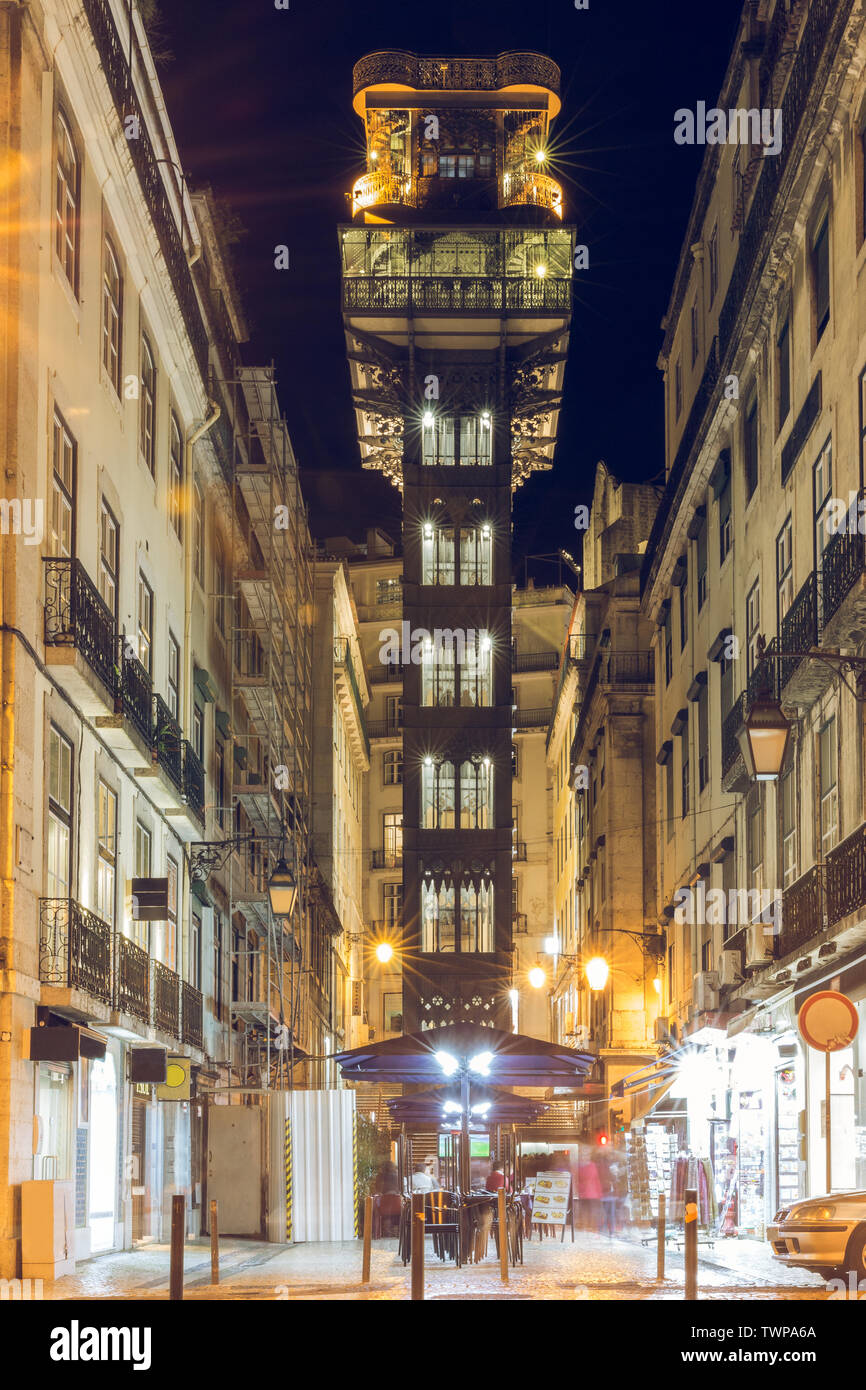 Zentrale Sicht auf den Aufzug Elevador de Santa Justa in der Innenstadt von Lissabon. Historische Metall Gebäude in der Hauptstadt von Portugal in der Nacht. Stockfoto