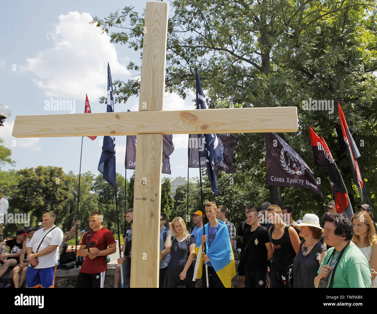 Kiew, Ukraine. 22. Juni, 2019. Ukrainisches LGBT-Aktivisten nehmen teil an ihren Protest gegen eine Gay Pride Parade Kiew 2019 (März der Gleichstellung), die am 23. Juni stattfinden wird, im Zentrum von Kiew, Ukraine, der am 22. Juni 2019. Credit: Serg Glovny/ZUMA Draht/Alamy leben Nachrichten Stockfoto