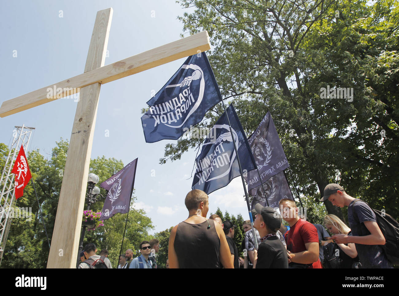 Kiew, Ukraine. 22. Juni, 2019. Ukrainisches LGBT-Aktivisten nehmen teil an ihren Protest gegen eine Gay Pride Parade Kiew 2019 (März der Gleichstellung), die am 23. Juni stattfinden wird, im Zentrum von Kiew, Ukraine, der am 22. Juni 2019. Credit: Serg Glovny/ZUMA Draht/Alamy leben Nachrichten Stockfoto