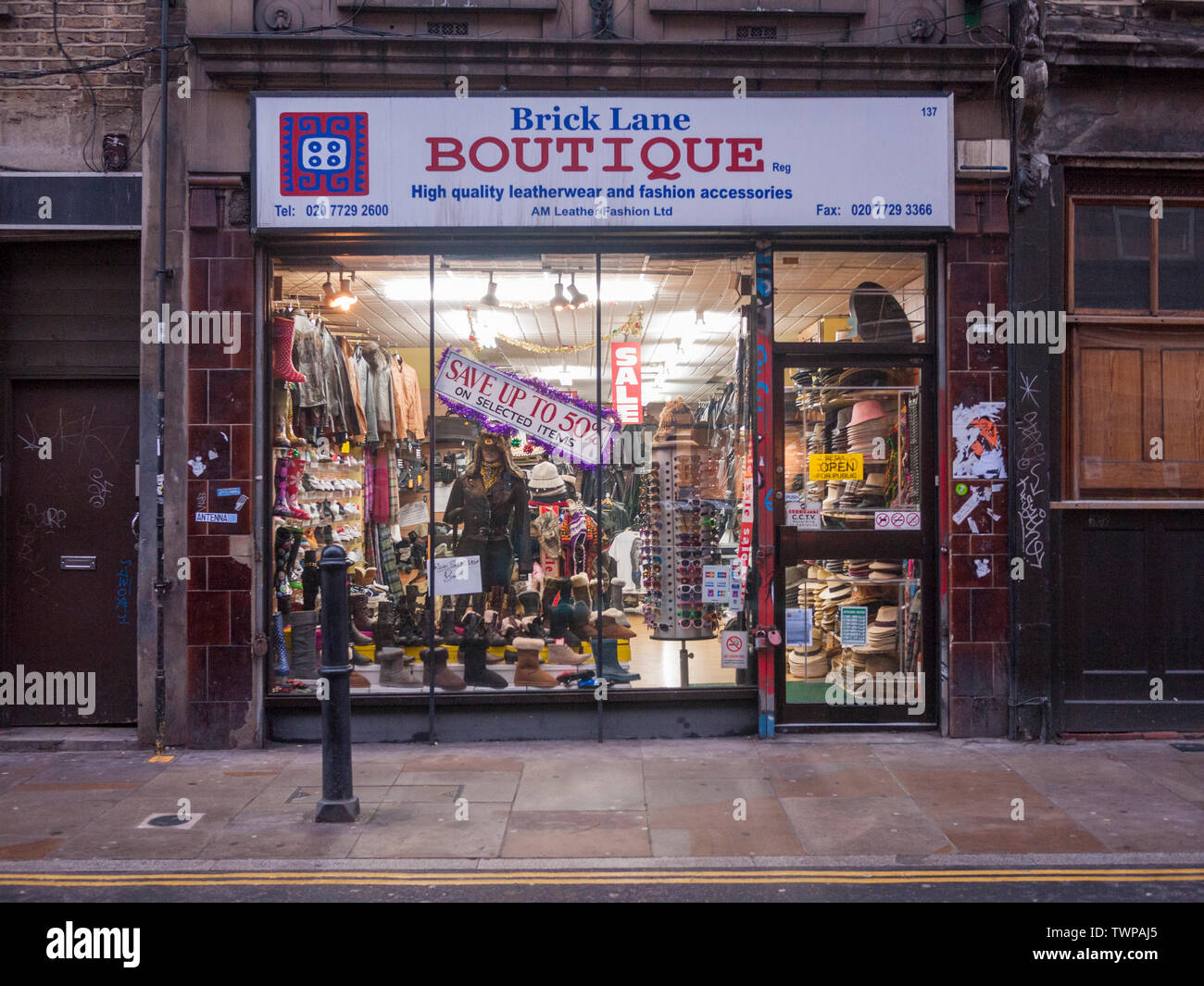 Brick Lane Boutique, eine sinkende Zahl von spezialisierten Kleidung Wiederverkäufer, die Erinnerung an die ehemalige lebendige Kleidung Handel. Stockfoto